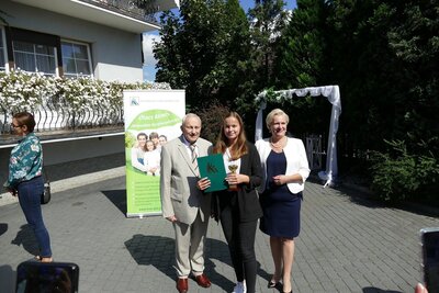 12-Laureatka I miejsca w II grupie wiekowej wraz z Dyrektorem OR KRUS i Wicewojewodą Opolskim